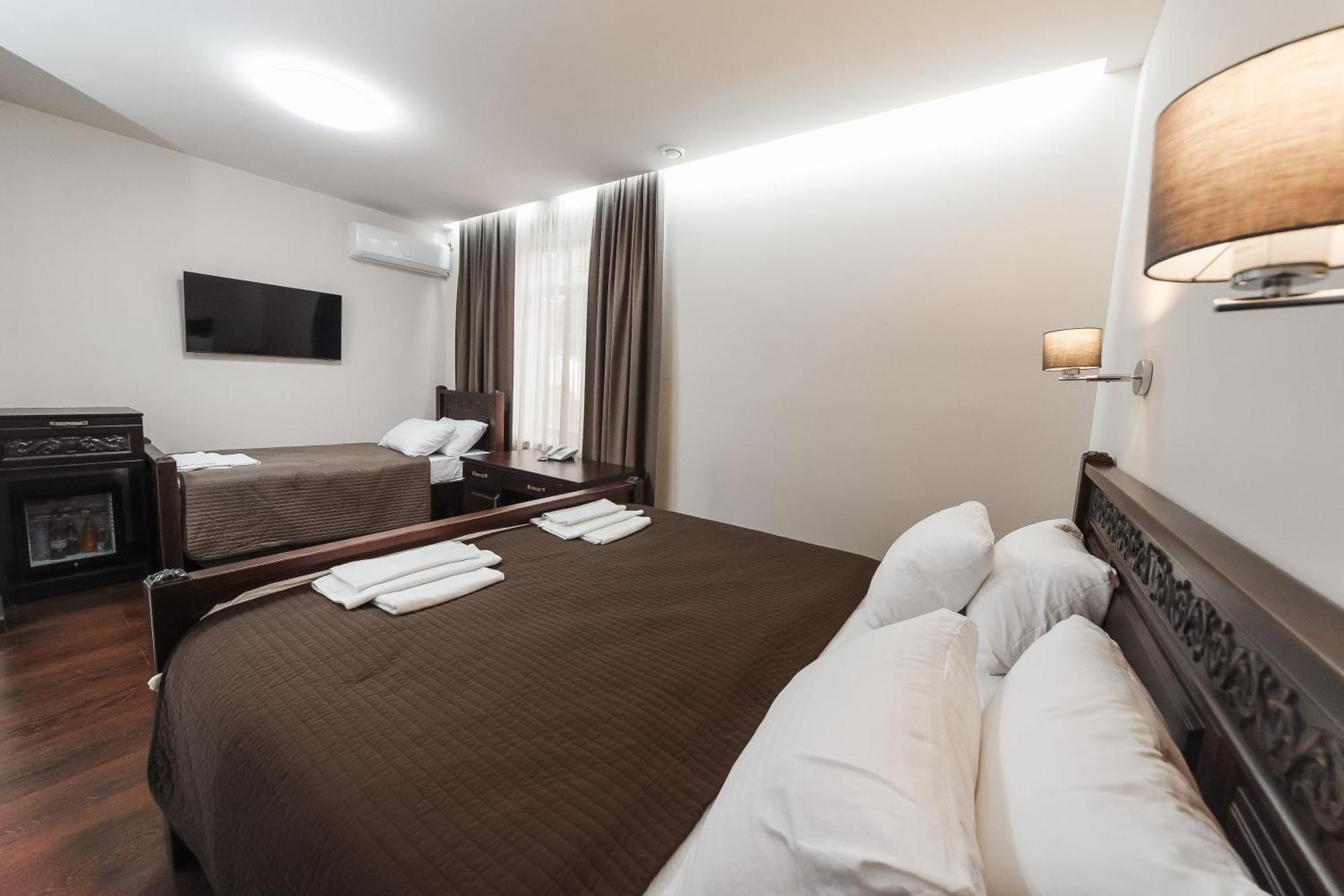 Dvin Hotel Pavlodar Exterior foto