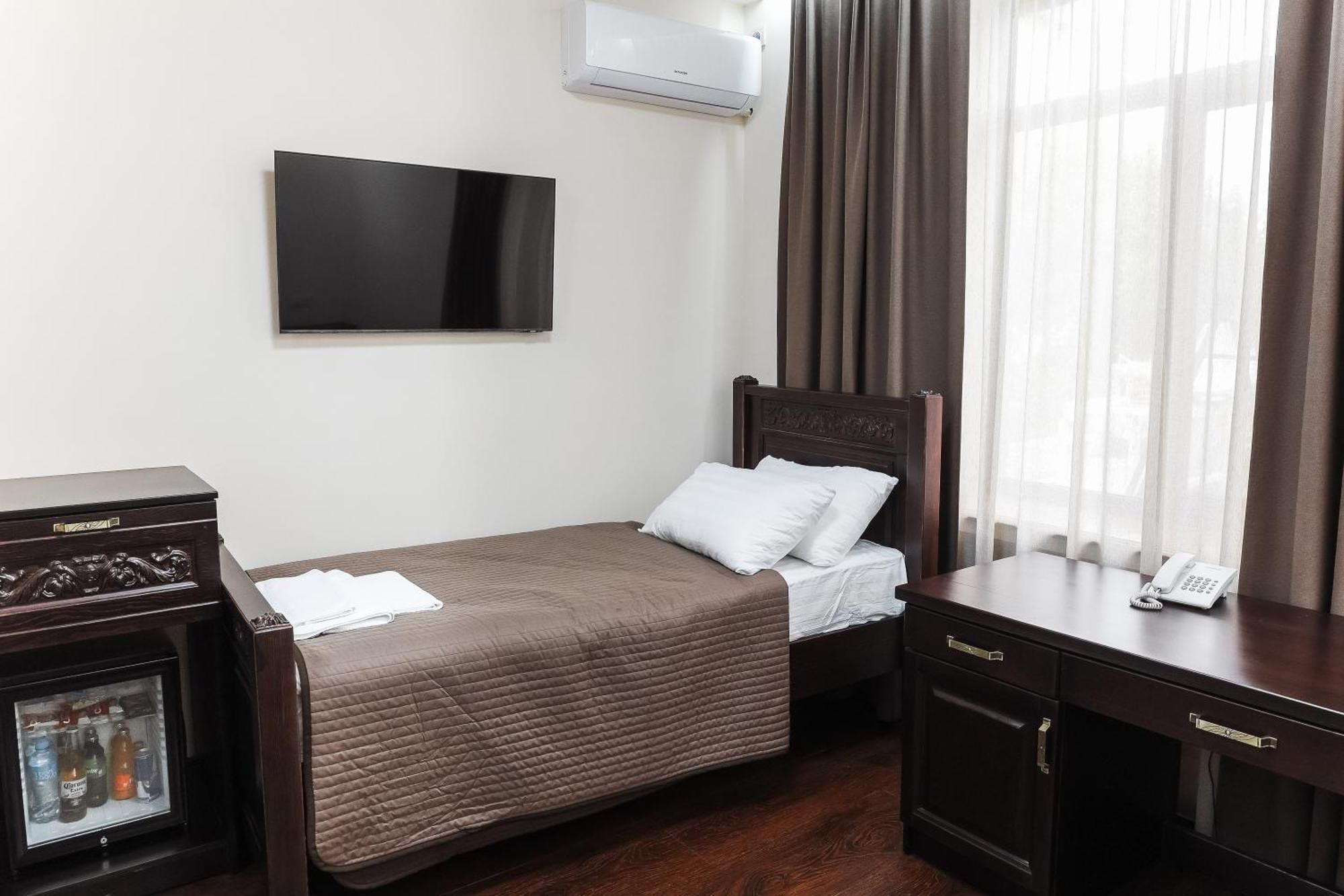 Dvin Hotel Pavlodar Exterior foto